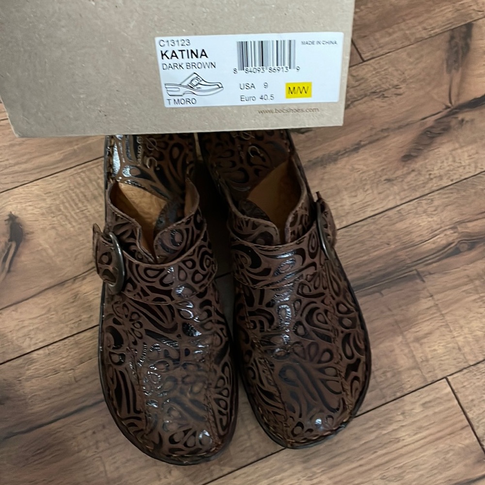 Slip on beautiful pattern brown clogs size 9 never worn